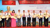 Phó Bí thư Thành ủy TPHCM Nguyễn Hồ Hải tặng kỷ niệm chương “Vì sự nghiệp dân vận”. Ảnh: VIỆT DŨNG