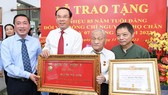 Bí thư Thành ủy TPHCM Nguyễn Văn Nên trao Huy hiệu 85 tuổi Đảng cho đồng chí Nguyễn Thọ Chân