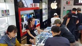 Khách hàng mua iPhone tại của hàng của Minh Tuấn Mobile