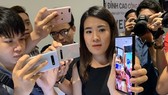 Phía Huawei Việt Nam cầm chặt chiếc Huawei Mate X khi giới thiệu