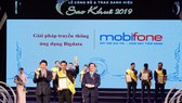 Lãnh đạo MobiFone nhận giải thưởng