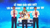 Ông Đặng Phước Thành - Chủ tịch HĐQT Vinasun Corp. và ông Đặng Thành Duy – Phó TGĐ Vinasun Corp., Chủ tịch HĐQT kiêm TGĐ Vinasun Green Taxi trao thưởng cho lái xe Nguyễn Thiêng