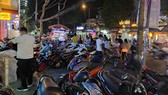Một bãi giữ xe lấn chiếm vỉa hè, “chặt” khách hàng  trên đường Quang Trung, đoạn gần chợ Hạnh Thông Tây, quận Gò Vấp