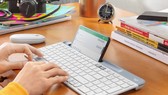 Bàn phím có tính năng kết nối cùng lúc đến 2 thiết bị qua kết nối Bluetooth của Logitech