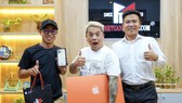 Khách hàng mua sản phẩm Apple tại Minh Tuấn Mobiile