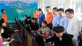 Học sinh ở Hà Giang dùng máy tính FPT vừa trao tặng