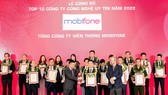 Đại diện MobiFone nhận giải thưởng