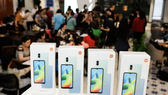 100 chiếc smartphone đã được trao đến các chị em buôn bán trên nền tảng số