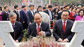 Thủ tướng Nguyễn Xuân Phúc và các đại biểu dâng hương, hoa tại Tượng đài Hoàng đế Quang Trung. Ảnh: VGP