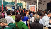 Nhiều người đến hội chợ du lịch từ lúc chưa khai mạc để xếp hàng săn vé máy bay giá rẻ