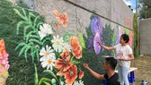Bức tranh mùa xuân  Pháp- Việt bên dòng sông Seine được thực hiện bởi 5 họa sĩ đến từ Việt Nam