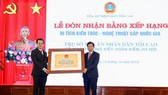 Bộ trưởng Bộ VH-TT-DL Nguyễn Ngọc Thiện trao bằng xếp hạng Di tích Kiến trúc- Nghệ thuật cấp Quốc gia cho đại diện Tòa án nhân dân tối cao