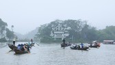 Gần 4.000 du khách trảy hội Chùa Hương trong mưa lạnh