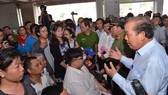 Phó Thủ tướng Thường trực Trương Hoà Bình thăm hỏi, động viên người dân sống trong khu tạm cư sau vụ hoả hoạn. Ảnh: VIỆT DŨNG