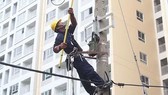 Công nhân ngành điện TPHCM thi tài an toàn lao động