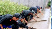 Cảnh sát cơ động giúp người dân ngoại thành TPHCM bê tông hóa hẻm