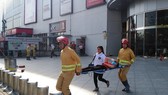 Hơn 200 người diễn tập chữa cháy, cứu 10 người mắc kẹt trong đám cháy ở trung tâm thương mại