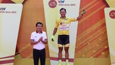 Tay đua Lê Nguyệt Minh trên bục chiến thắng. 