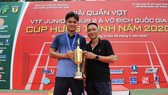 Trịnh Linh Giang cùng với bố với chiếc Cúp vô địch. 