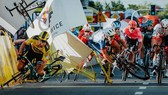 Groenwegen ép xe Jakobsen văng vào những tấm pano bên đường tại Tour de Pologne - Ảnh: Szymon Gruchalski