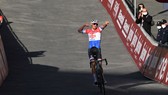 Mathieu van der Poel chiến thắng Strade Bianche 2021. 
