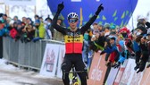 Van Aert đi solo về đích