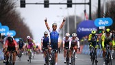 Mark Cavendish mừng chiến thắng tại Milano-Torino 2022