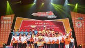 Lãnh đạo TPHCM chụp hình cùng đôi xe đạp TPHCM Vinama. Ảnh: HOÀNG HÙNG