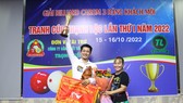 Nguyễn Văn Tài nâng cao chiếc Cúp vô địch