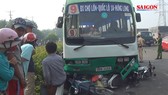 Xe buýt đổ dốc cầu Bình Điền mất thắng, cuốn nhiều xe máy vào gầm