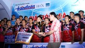 Chủ tịch LĐBĐ TPHCM, ông Trần Anh Tú trao Cúp vô địch cho đội Hưng Dũng FC