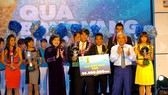 Lãnh đạo UBND TPHCM và LĐBĐ Việt Nam chụp hình lưu niệm cùng các cầu thủ đoạt giải