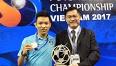 Thủ quân CLB Thái Sơn Nam , Trần Văn Vũ nhận Cúp fair-play từ AFC . Ảnh: A.Trần