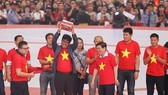 Chủ tịch UBND TPHCM Nguyễn Thành Phong trao thưởng cho tập thể và các cá nhân của đội U23 Việt Nam. Ảnh: HOÀNG HÙNG