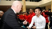 Chủ tịch FIFA Gianni Infantino  bắt tay Quang Hải trong chuyến thăm Việt Nam mới đây. Ảnh: MINH HOÀNG