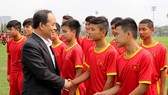 Thứ trưởng Lê Khánh Hải trong lần đến thăm đội tuyển trẻ. Ảnh: MINH HOÀNG