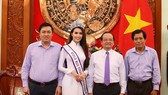 Hoa hậu Phan Thị Mơ chụp ảnh lưu niệm với lãnh đạo UBND, Sở VH-TT&DL tỉnh Tiền Giang và ông Cao Văn Chóng. Ảnh: QUỐC HUY