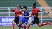TKS.Việt Nam (áo xanh) vươn lên ngôi đầu sau vòng 10. Ảnh: DŨNG PHƯƠNG
