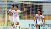 Niềm vui của cầu thủ Nam Định sau trận thắng Bình Dương. Ảnh: MINH HOÀNG