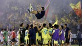 Cầu thủ Hà Nội B tung hô HLV Minh Đức sau khi... thua Nam Định ở trận play-off. Ảnh: MINH HOÀNG