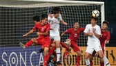 Đội Việt Nam (áo đỏ) bị loại sau 3 trận toàn thua. 
