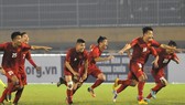 Niềm vui của các cầu thủ Việt Nam sau khi thắng trên loạt sút luân lưu. Ảnh: NGUYỄN NHÂN