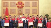 Thủ tướng trao Huân chương Lao động và Bằng khen cho các thành viên của đội tuyển Việt Nam. Ảnh: MINH HOÀNG
