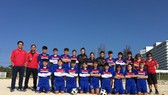 Đội tuyển U19 nữ Việt Nam chụp ảnh lưu niệm tại bãi biển Okinawa. Ảnh: Đoàn Nhật