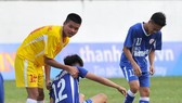 Cầu thủ Hà Nội an ủi các cầu thủ Bình Dương sau khi kết thúc trận đấu. Ảnh: NGUYỄN NHÂN