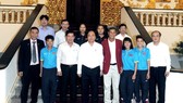 Thủ tướng Nguyễn Xuân Phúc gặp mặt HLV Mai Đức Chung và đại diện cầu thủ đội tuyển nữ Việt Nam sau SEA Games 29
