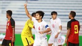 Niềm vui của thủ quân Hlaling sau bàn thắng thứ 3 cho Myanmar. Ảnh: ANH TRẦN
