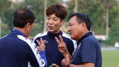 HLV Hoàng Văn Phúc (CLB Sài Gòn) trao đổi cùng đồng nghiệp Chung Hae-seong, HLV trưởng CLB TPHCM. Ảnh: SGFC