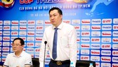 Phó chủ tịch VFF Cao Văn Chóng thay mặt VFF cám ơn sự chia sẻ của hai đội. Ảnh: Gia Hòa