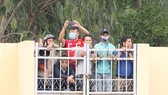 Khán giả tập trung trước 1 cửa ra ra vào sân Quảng Nam trong trận đội nhà gặp CLB TPHCM. Ảnh: VIẾT ĐỊNH